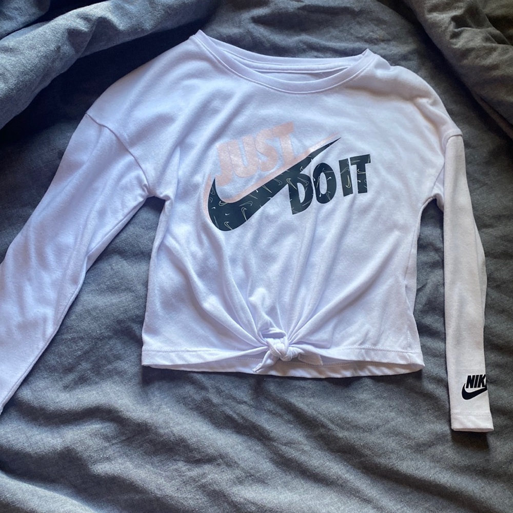 Never worn girls large Nike tee 6-7